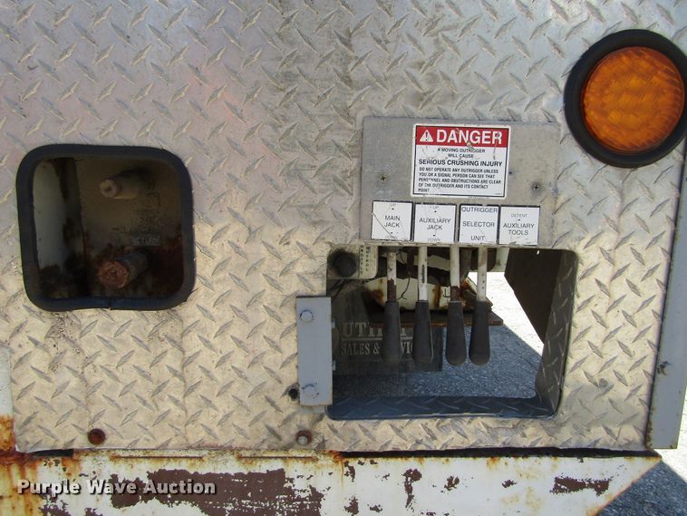 image for item FD9491 2005 International 4300SBA  bucket truck