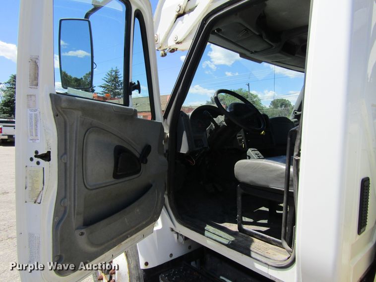 image for item FD9491 2005 International 4300SBA  bucket truck