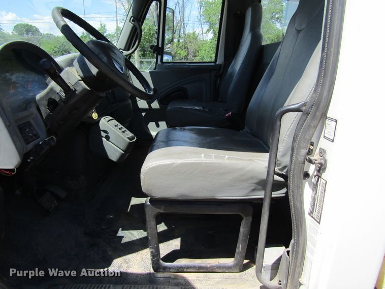 image for item FD9491 2005 International 4300SBA  bucket truck