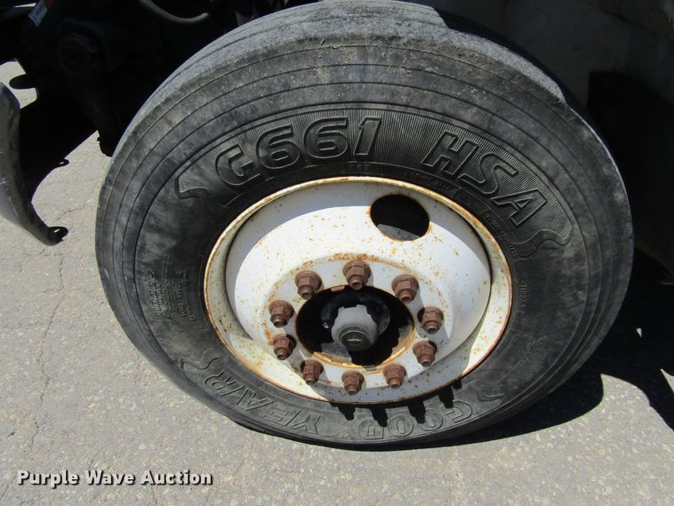 image for item FD9491 2005 International 4300SBA  bucket truck