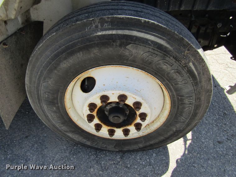 image for item FD9491 2005 International 4300SBA  bucket truck