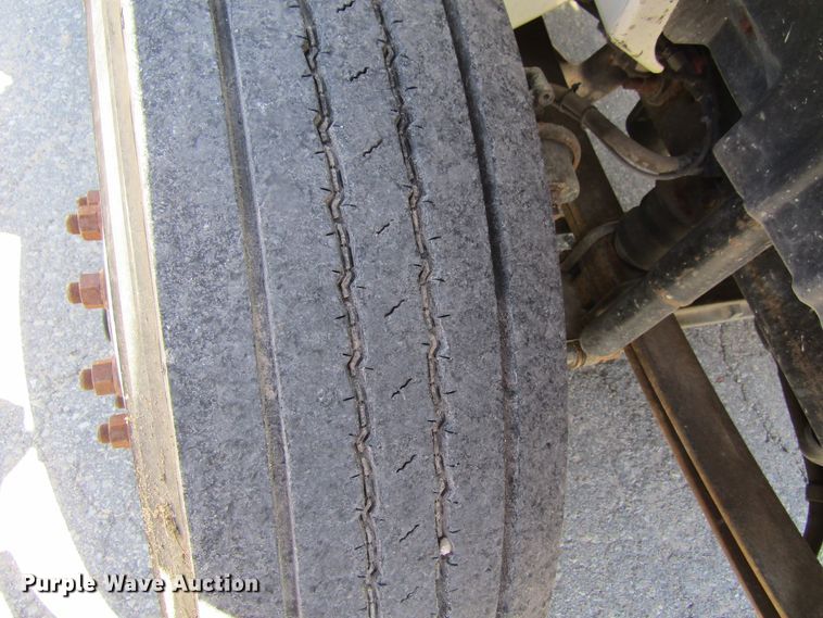 image for item FD9491 2005 International 4300SBA  bucket truck