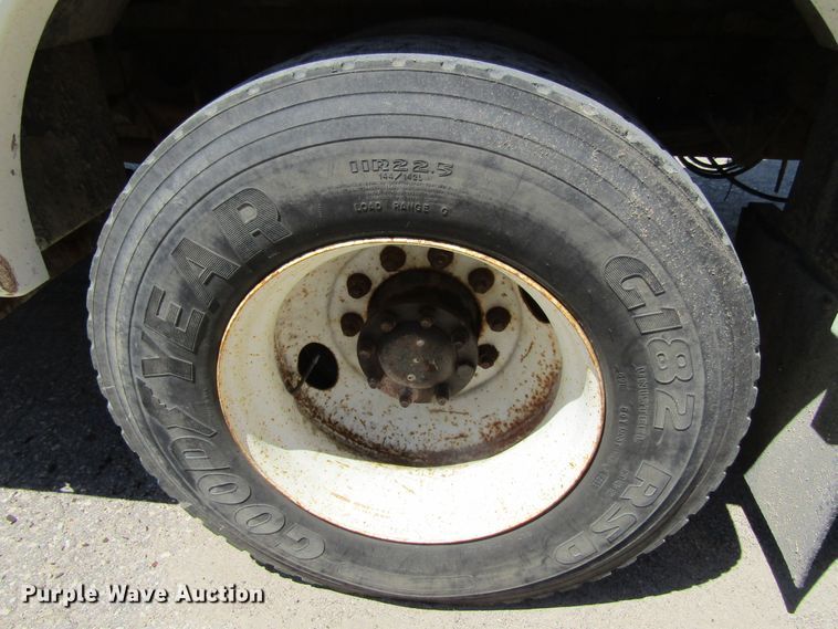 image for item FD9491 2005 International 4300SBA  bucket truck