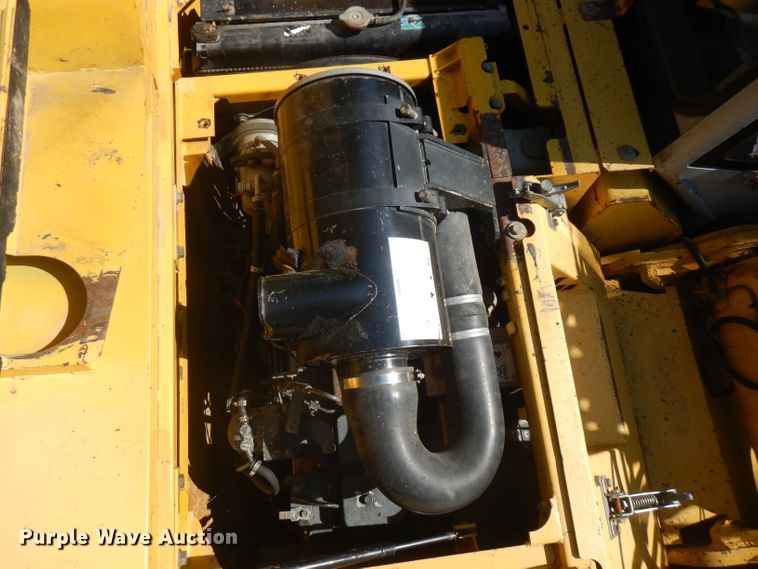 image for item FN9282 2001 Komatsu PC228USLC-2  excavator