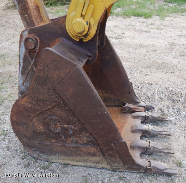 image for item FN9282 2001 Komatsu PC228USLC-2  excavator