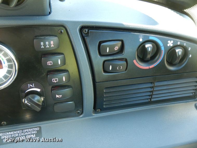 image for item FN9284 2015 Terex TLB840R  backhoe