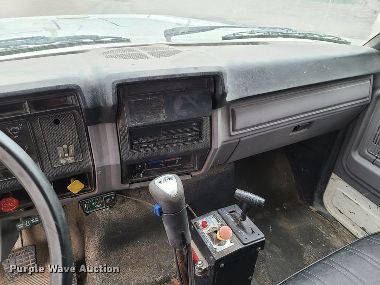 image for item GT9030 1998 Ford F800  dump truck