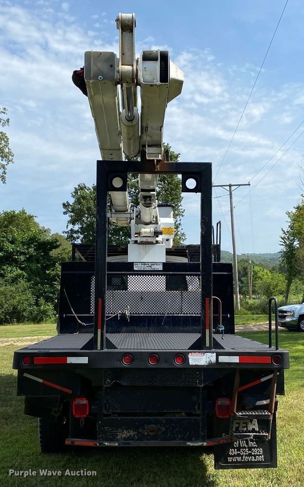 image for item HG9117 2005 GMC C7500  bucket truck