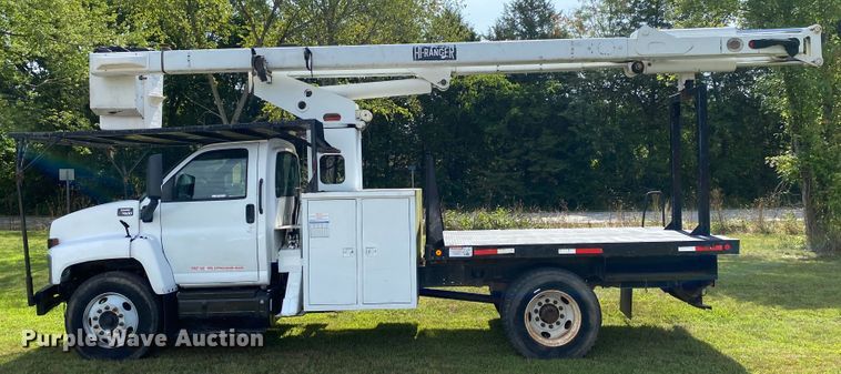 image for item HG9117 2005 GMC C7500  bucket truck