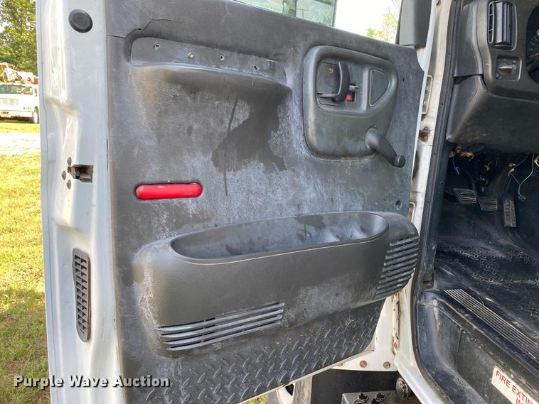 image for item HG9117 2005 GMC C7500  bucket truck