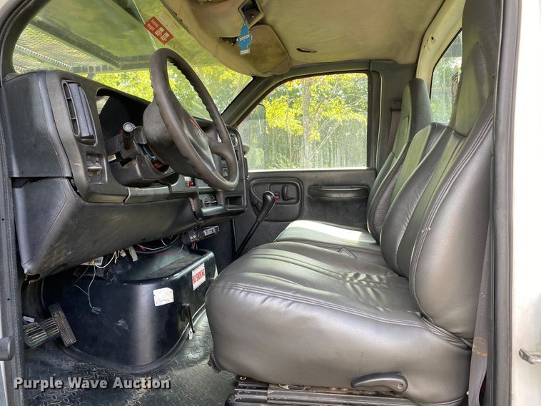 image for item HG9117 2005 GMC C7500  bucket truck