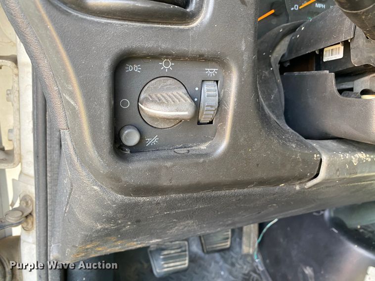 image for item HG9117 2005 GMC C7500  bucket truck