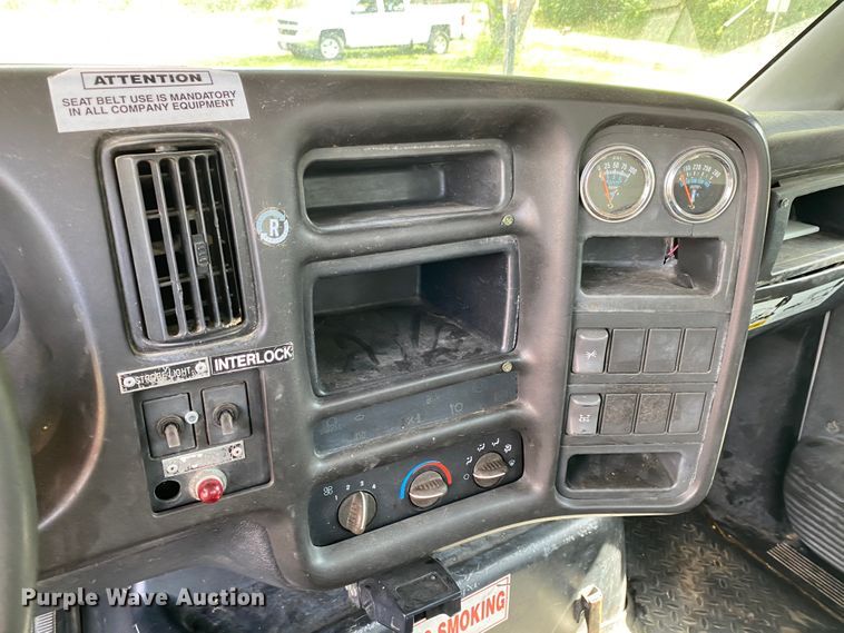 image for item HG9117 2005 GMC C7500  bucket truck