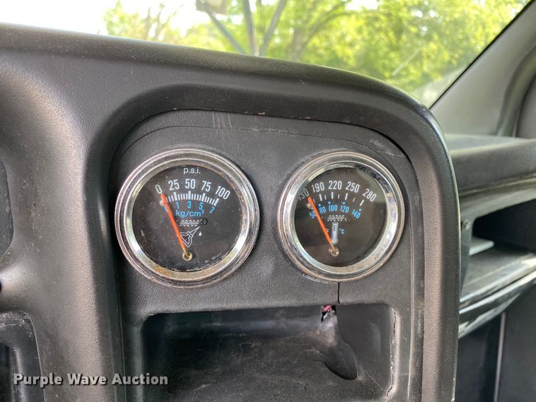 image for item HG9117 2005 GMC C7500  bucket truck