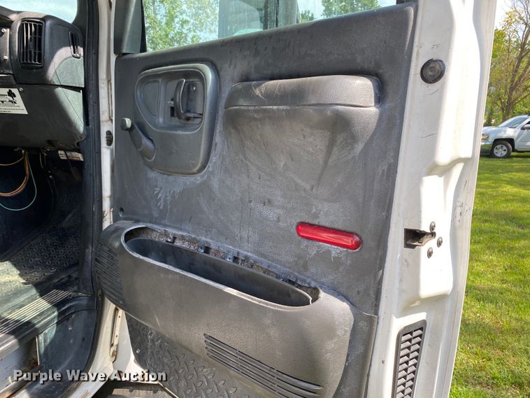 image for item HG9117 2005 GMC C7500  bucket truck