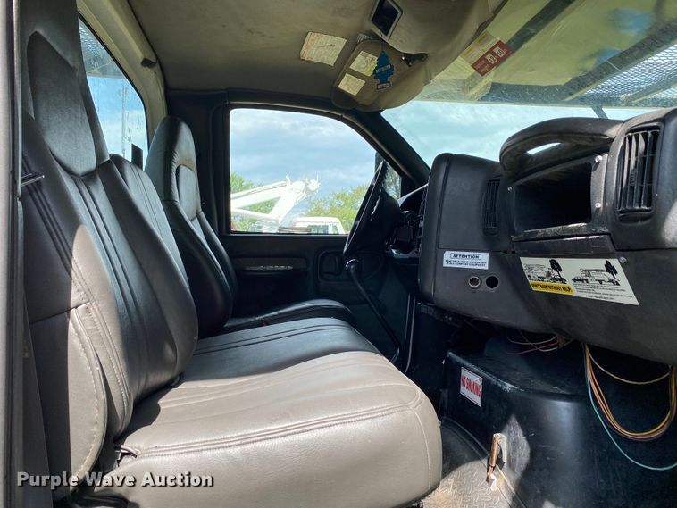 image for item HG9117 2005 GMC C7500  bucket truck