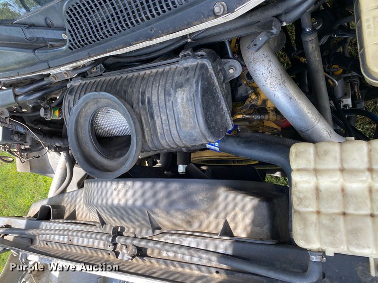 image for item HG9117 2005 GMC C7500  bucket truck