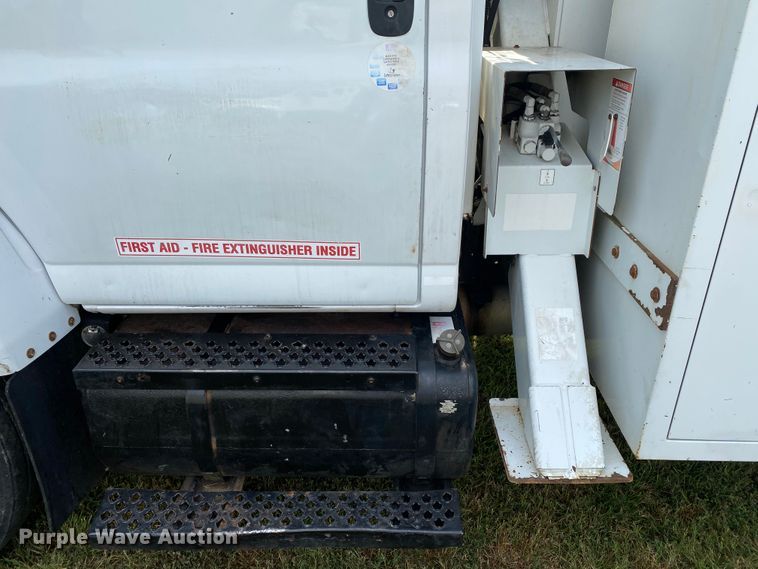 image for item HG9117 2005 GMC C7500  bucket truck