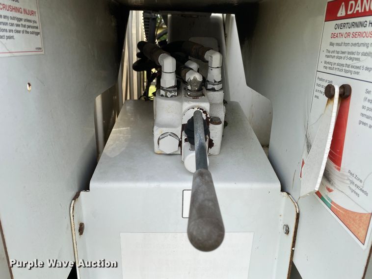 image for item HG9117 2005 GMC C7500  bucket truck