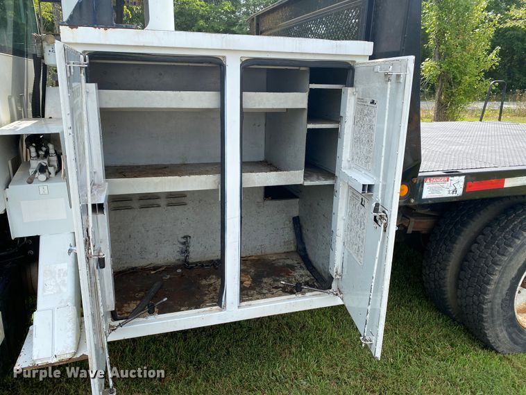 image for item HG9117 2005 GMC C7500  bucket truck