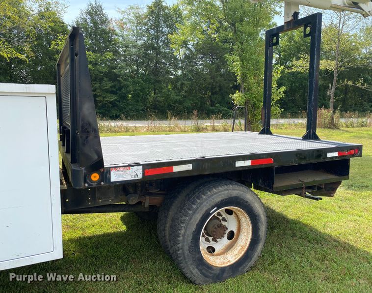 image for item HG9117 2005 GMC C7500  bucket truck