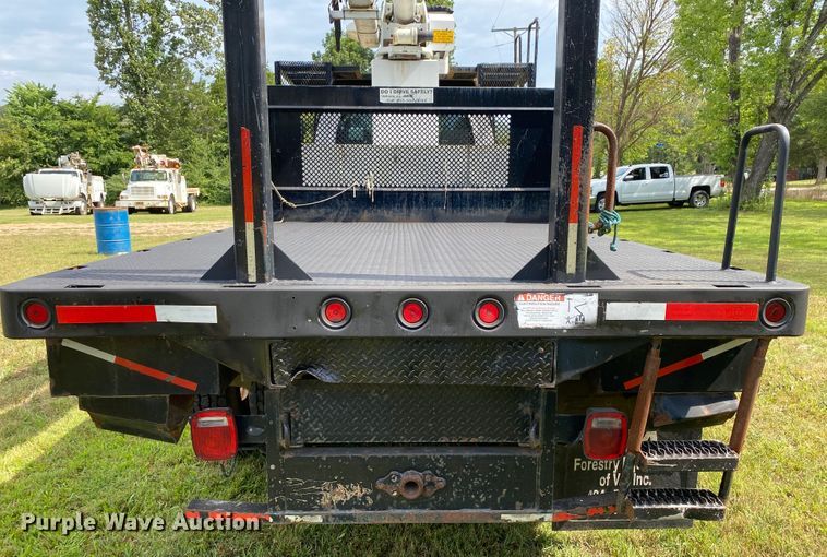 image for item HG9117 2005 GMC C7500  bucket truck