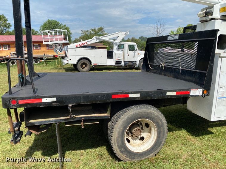 image for item HG9117 2005 GMC C7500  bucket truck