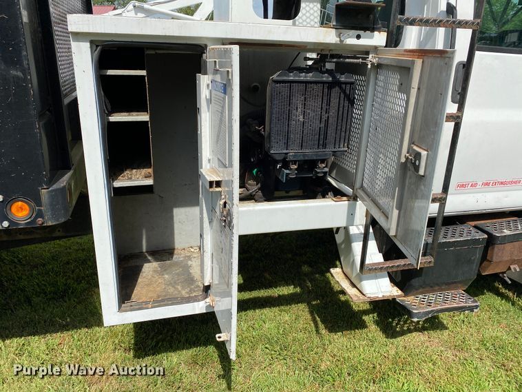 image for item HG9117 2005 GMC C7500  bucket truck