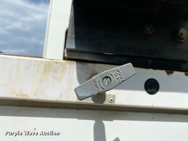 image for item HG9117 2005 GMC C7500  bucket truck