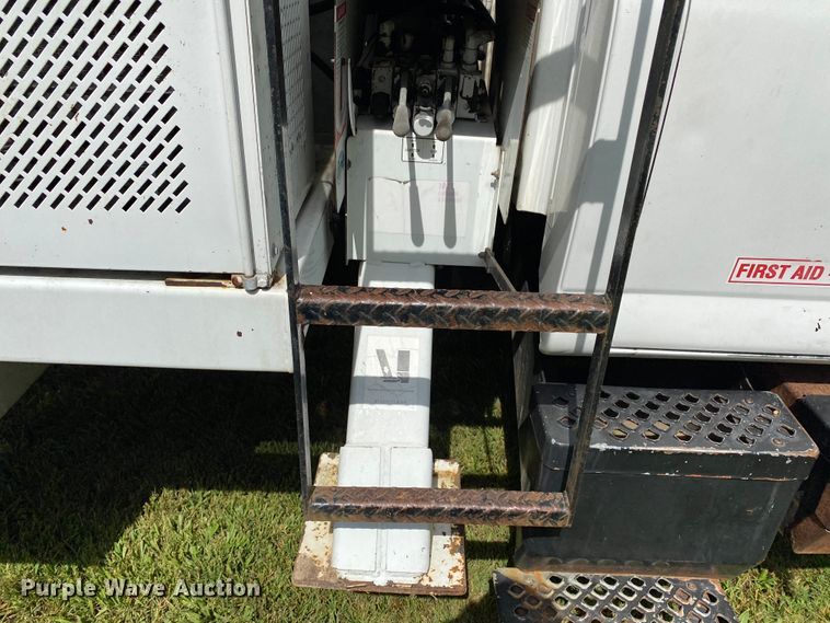 image for item HG9117 2005 GMC C7500  bucket truck