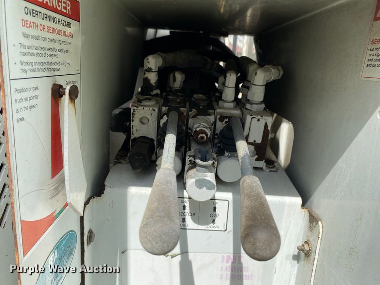 image for item HG9117 2005 GMC C7500  bucket truck