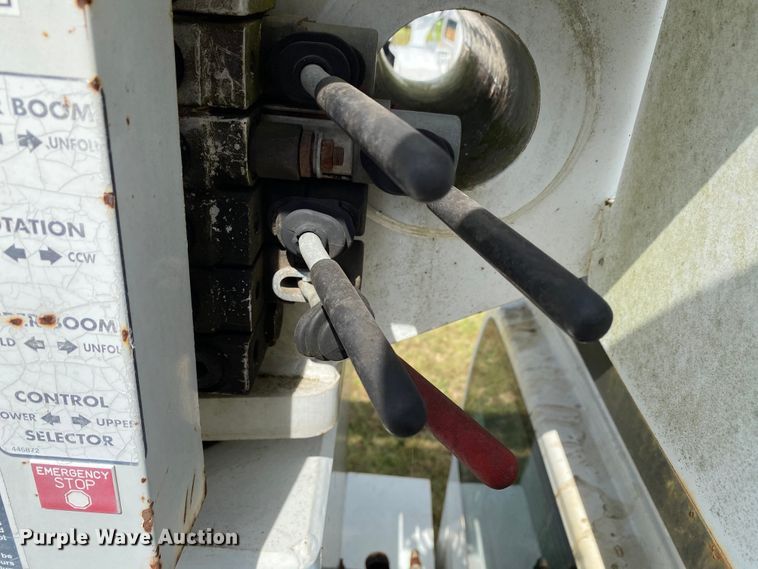 image for item HG9117 2005 GMC C7500  bucket truck