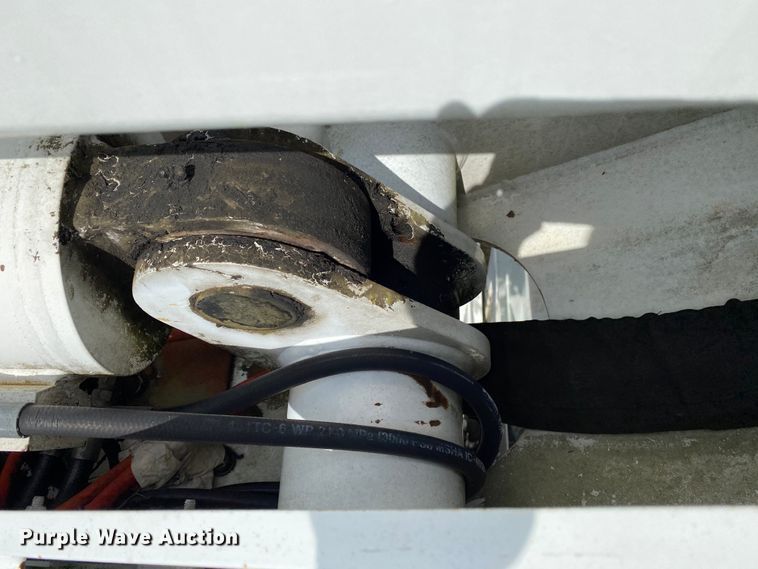 image for item HG9117 2005 GMC C7500  bucket truck