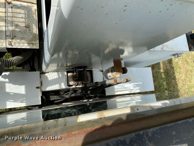 image for item HG9117 2005 GMC C7500  bucket truck