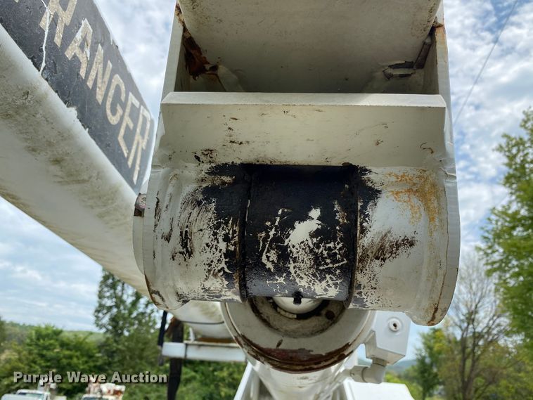 image for item HG9117 2005 GMC C7500  bucket truck