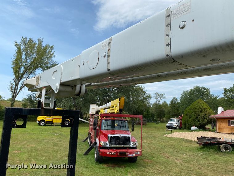 image for item HG9117 2005 GMC C7500  bucket truck