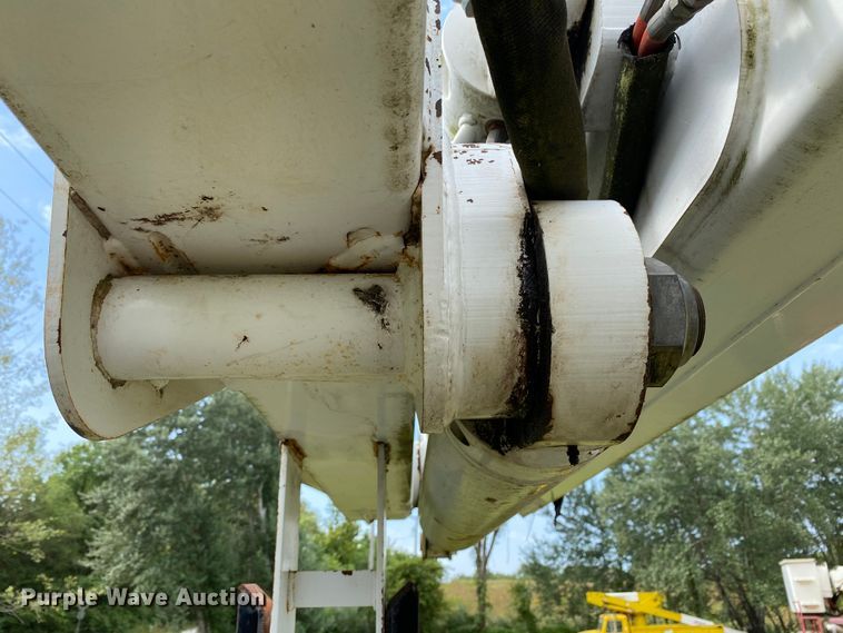 image for item HG9117 2005 GMC C7500  bucket truck