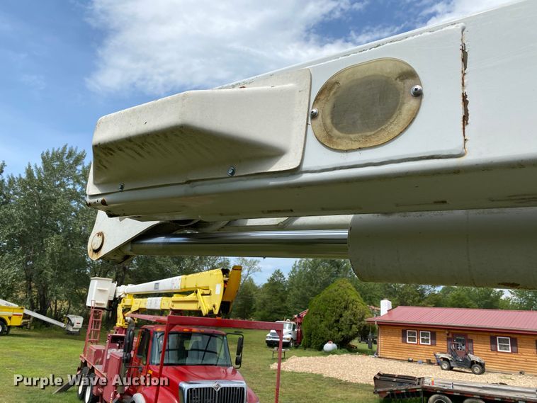 image for item HG9117 2005 GMC C7500  bucket truck