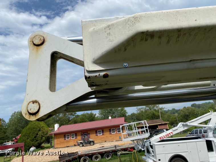 image for item HG9117 2005 GMC C7500  bucket truck