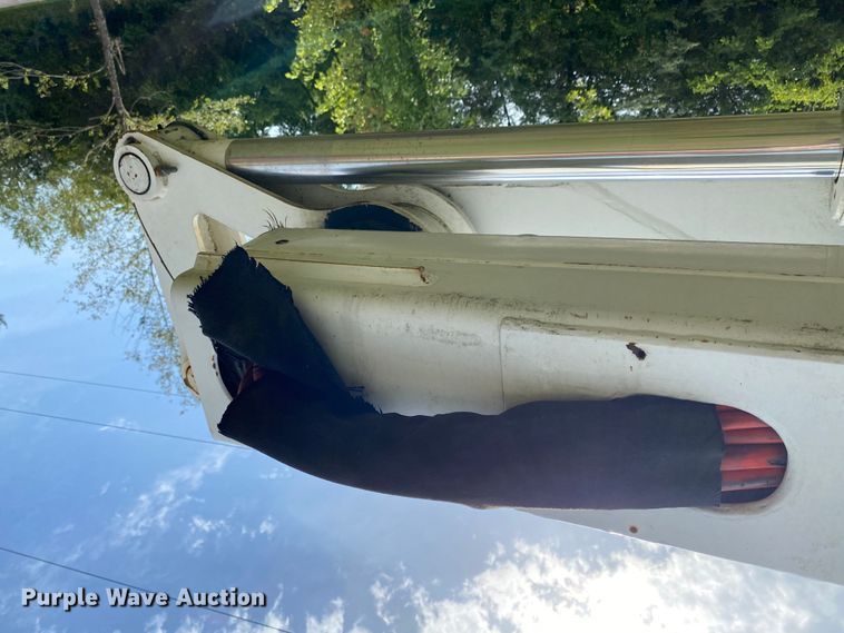 image for item HG9117 2005 GMC C7500  bucket truck