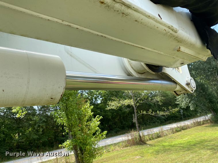 image for item HG9117 2005 GMC C7500  bucket truck