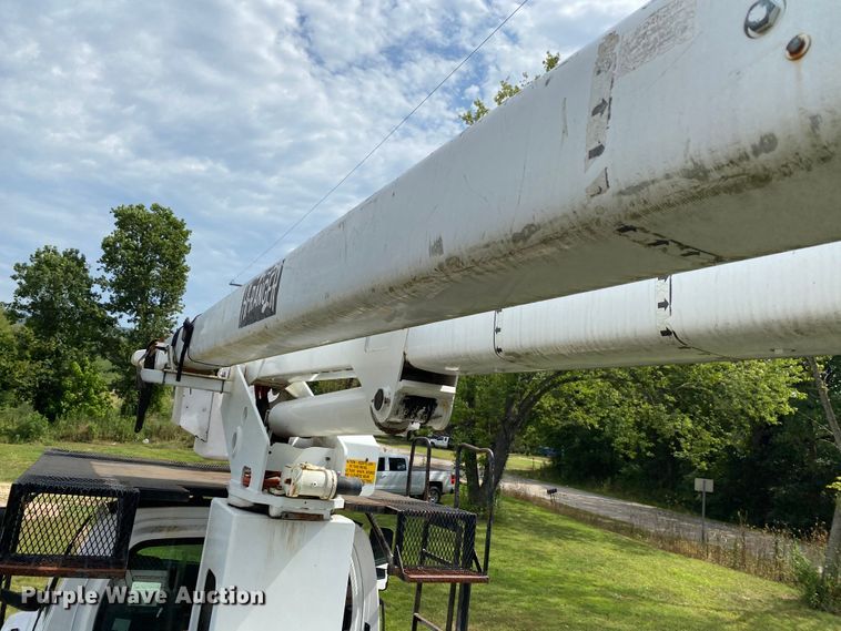 image for item HG9117 2005 GMC C7500  bucket truck