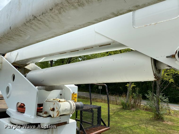 image for item HG9117 2005 GMC C7500  bucket truck