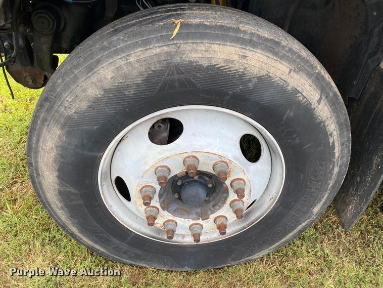 image for item HG9117 2005 GMC C7500  bucket truck