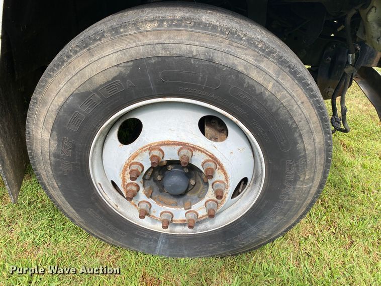 image for item HG9117 2005 GMC C7500  bucket truck