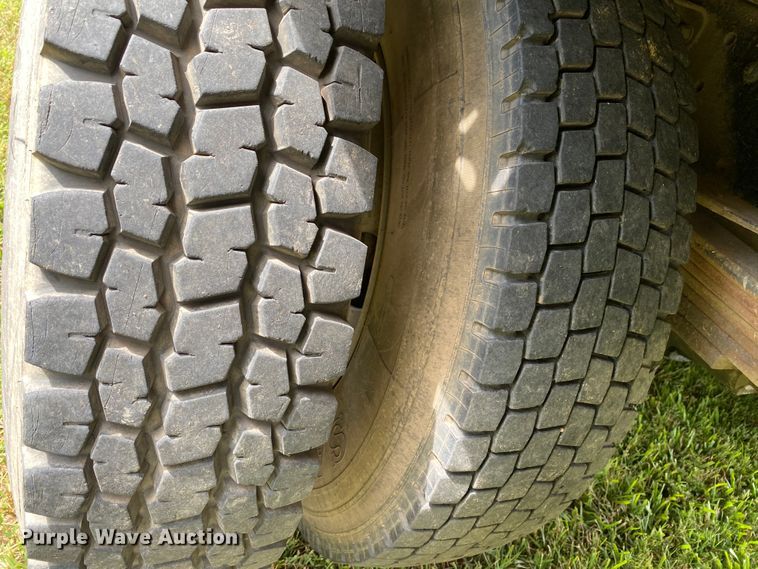 image for item HG9117 2005 GMC C7500  bucket truck