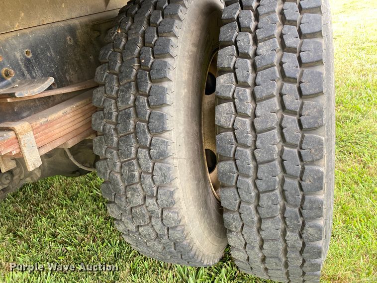 image for item HG9117 2005 GMC C7500  bucket truck