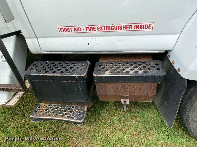 image for item HG9117 2005 GMC C7500  bucket truck