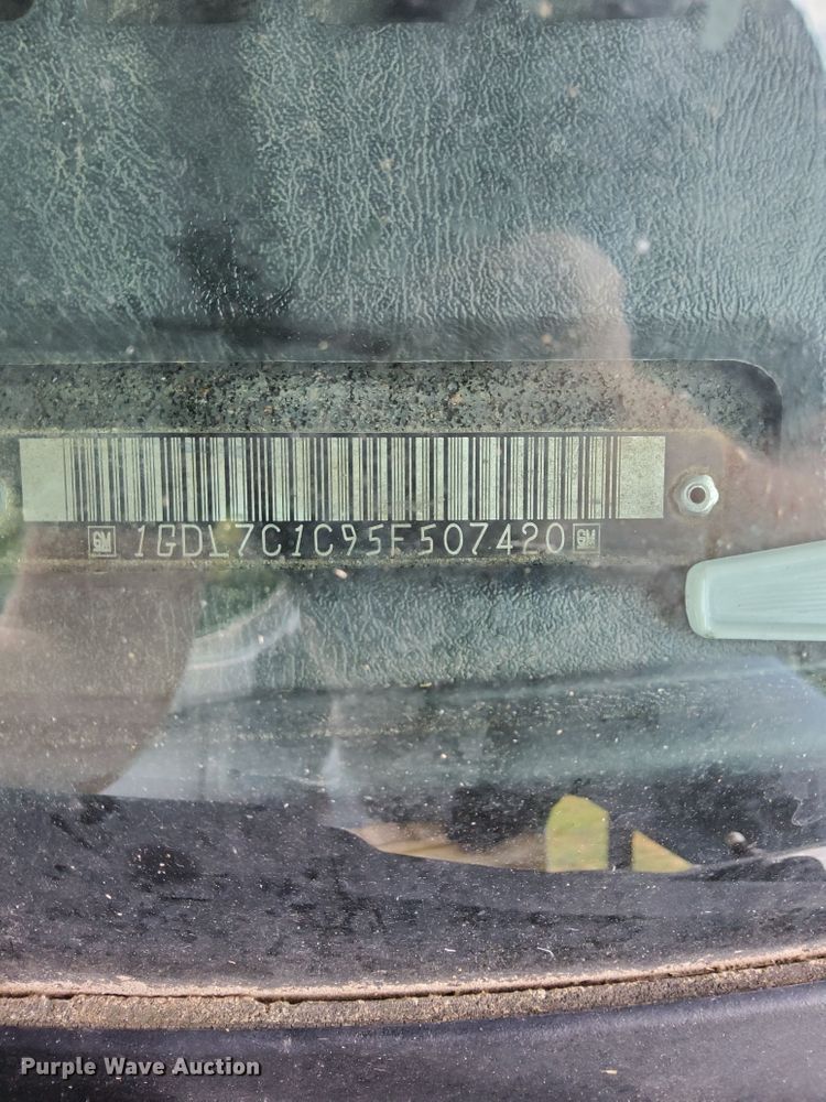 image for item HG9117 2005 GMC C7500  bucket truck