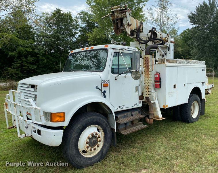 image for item HG9118 1991 International 4900  digger derrick truck